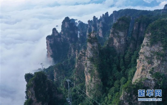 湖南张家界云起山峰间