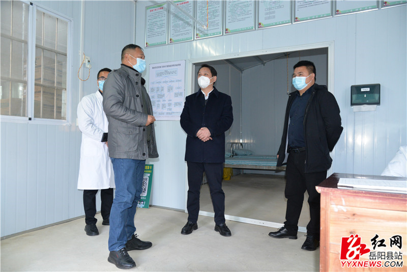 吴光文实地查看卫生院医疗物资储备情况_副本.jpg 吴光文实地查看卫生院医疗物资储备情况_副本.jpg