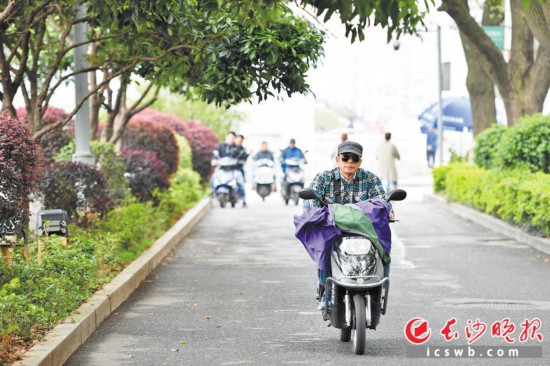 �����������磬����һ·�ϣ��������ŵ綯���������綯���г����¹��ꡱ��ʵʩ�����ڽ�һ���淶��ͨ����ȷ����ͨ��ȫ�����Ǹ����á�