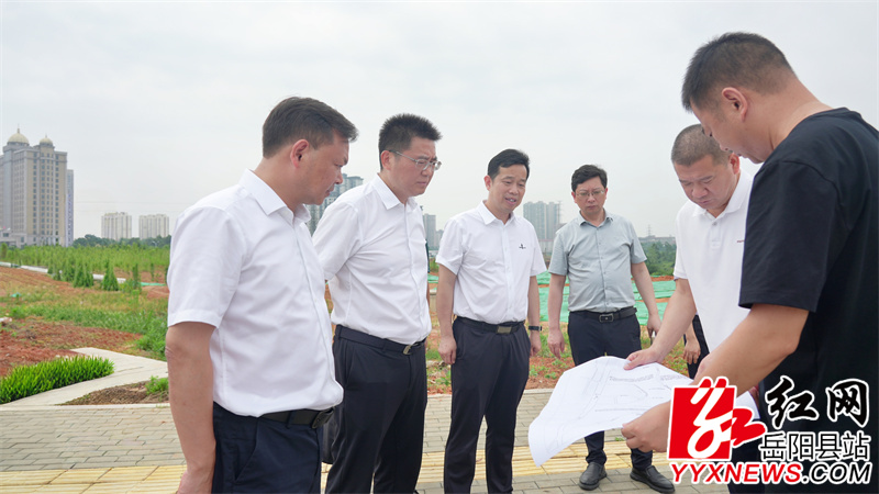 肖湘晖一行在荣湾湖西片区调研开发建设有关情况.jpg 肖湘晖一行在荣湾湖西片区调研开发建设有关情况.jpg